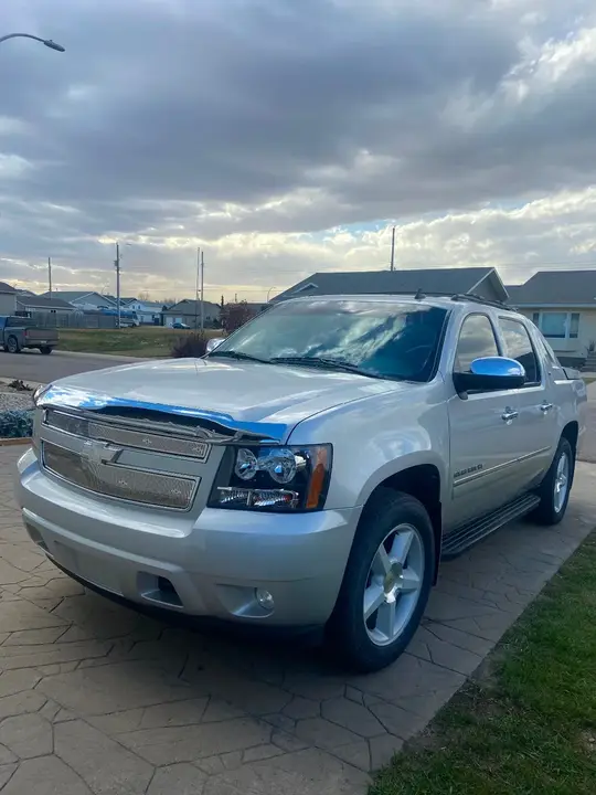 Chevrolet Avalanche 2011 photo 2