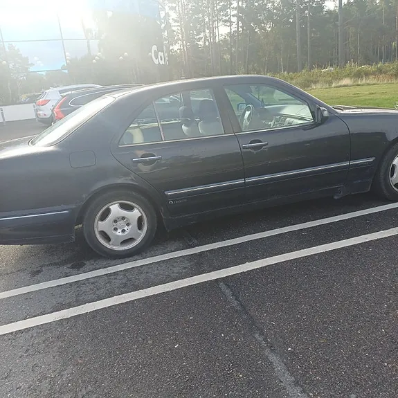 Mercedes-Benz E240 2002 photo 2
