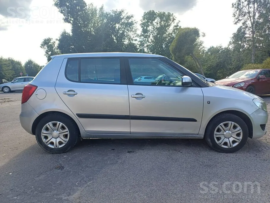 Skoda Fabia 2011 photo 4
