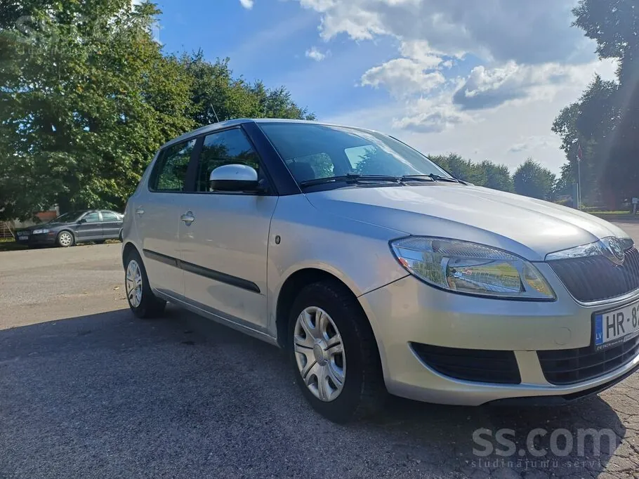 Skoda Fabia 2011 photo 3