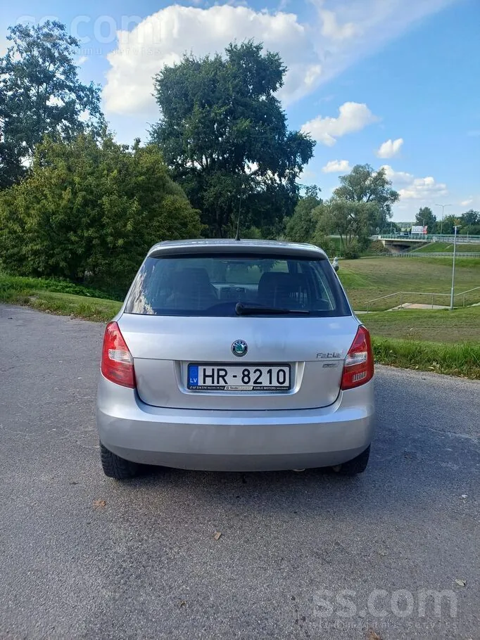 Skoda Fabia 2011 photo 2