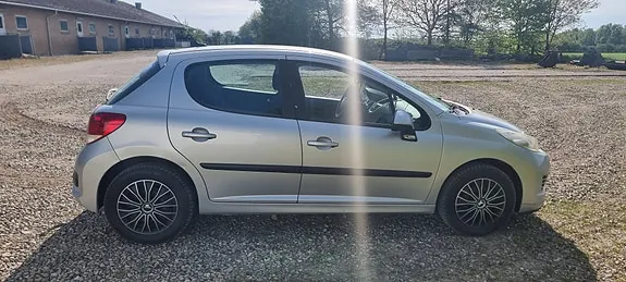 Peugeot 207 2010 photo 3