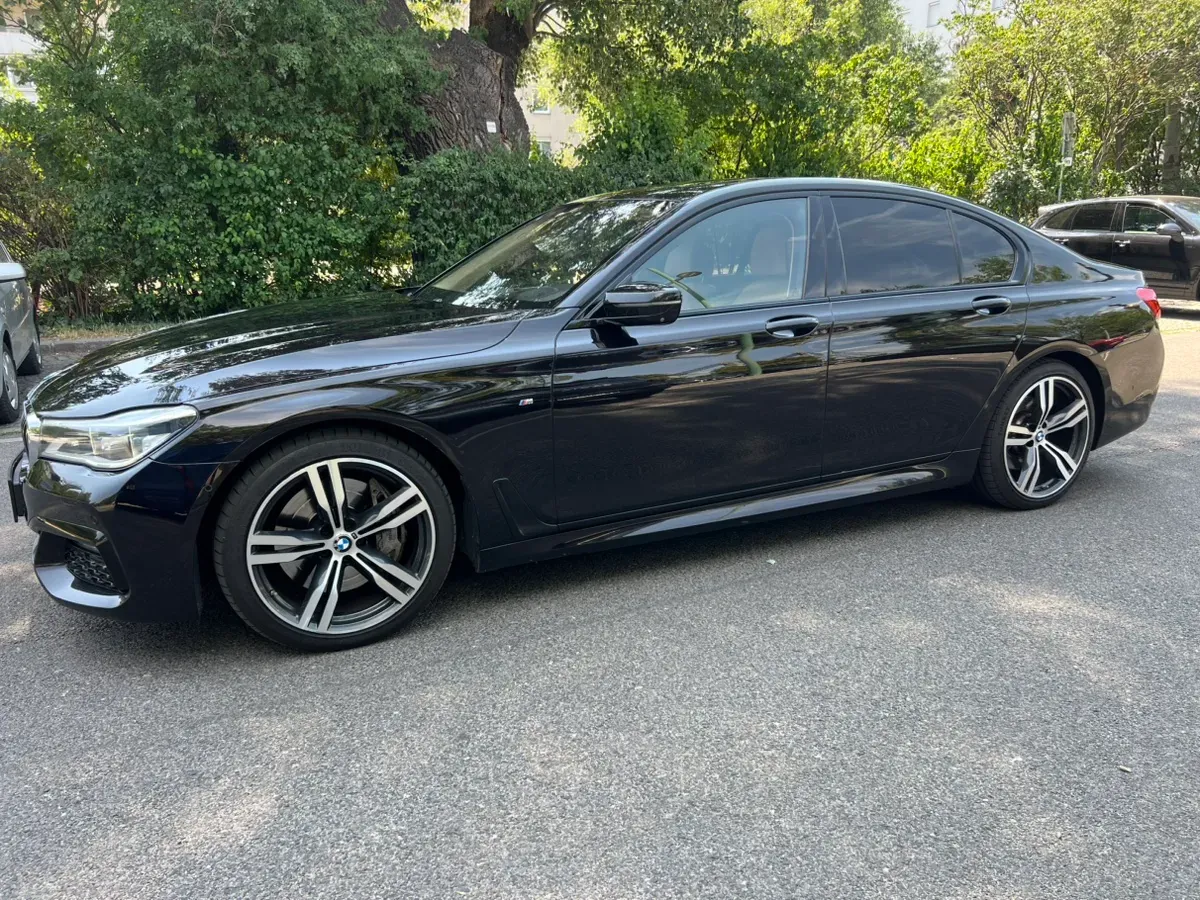 BMW 7 Series 2017 photo 2