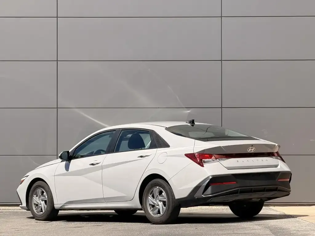Hyundai Elantra 2025 photo 4