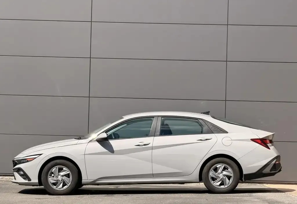 Hyundai Elantra 2025 photo 3