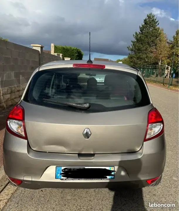 Renault Clio 2011 photo 2