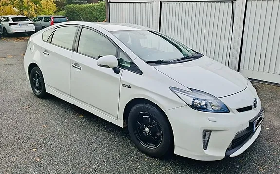 Toyota Prius Plug-In Hybrid 2013 photo 2