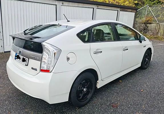 Toyota Prius Plug-In Hybrid 2013 photo 3