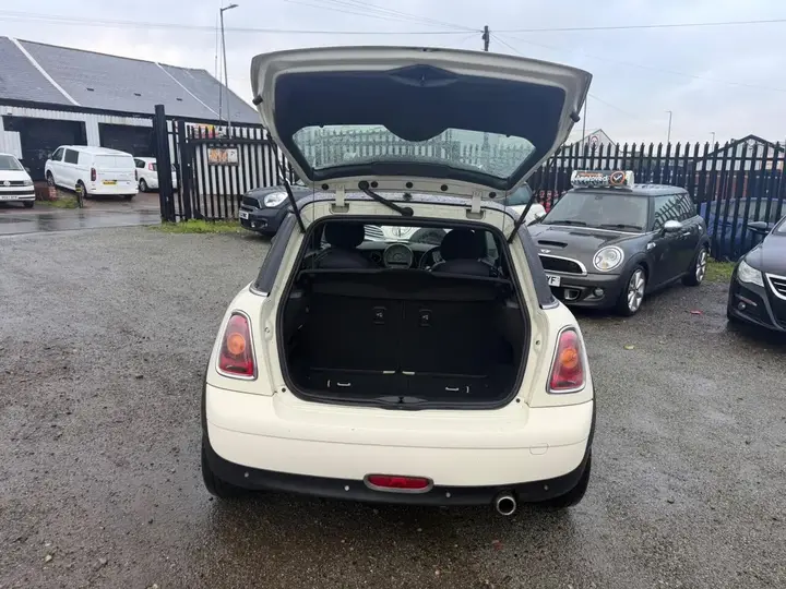 Mini Hatch 2007 photo 2