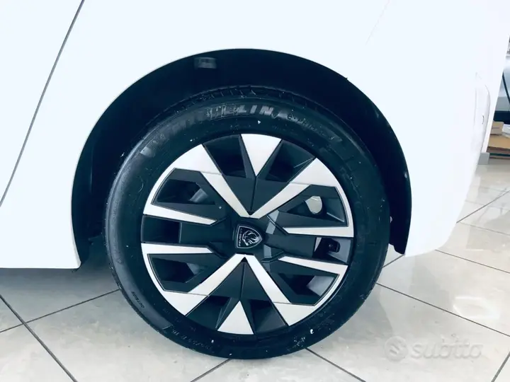 Peugeot 208 2024 photo 3