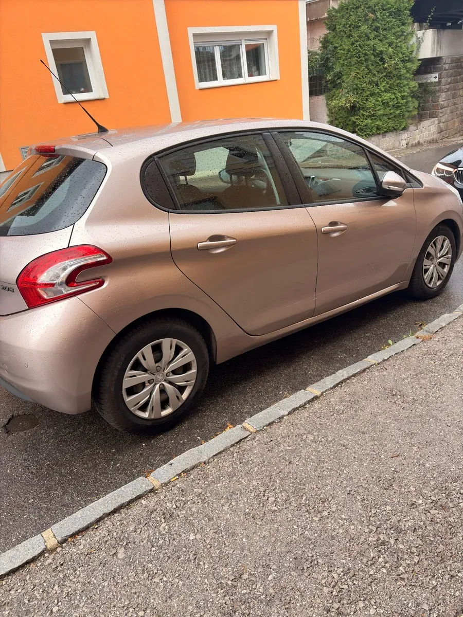 Peugeot 208 2013 photo 2