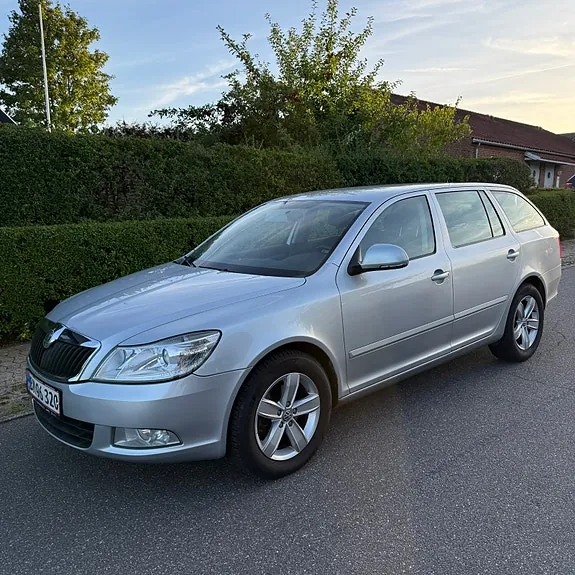 Skoda Octavia 2010 photo 3