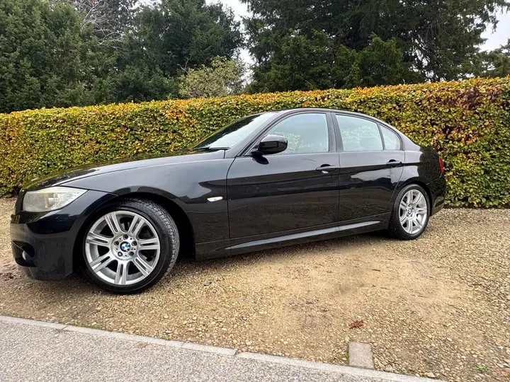 BMW 3 Series 2011 photo 2