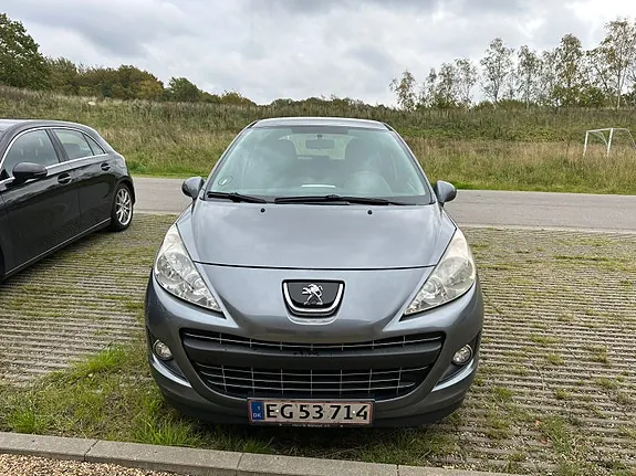 Peugeot 207 2011 photo 3