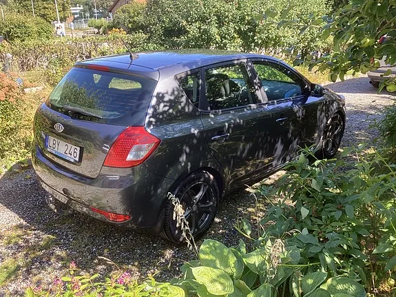 Kia Ceed 2011 photo 2