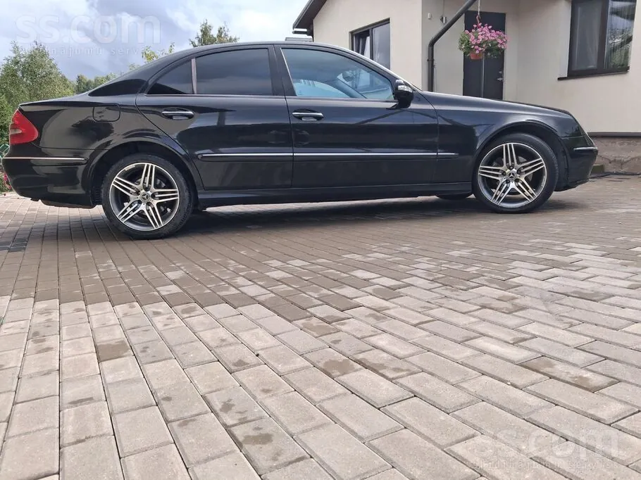 Mercedes-Benz E270 2003 photo 2