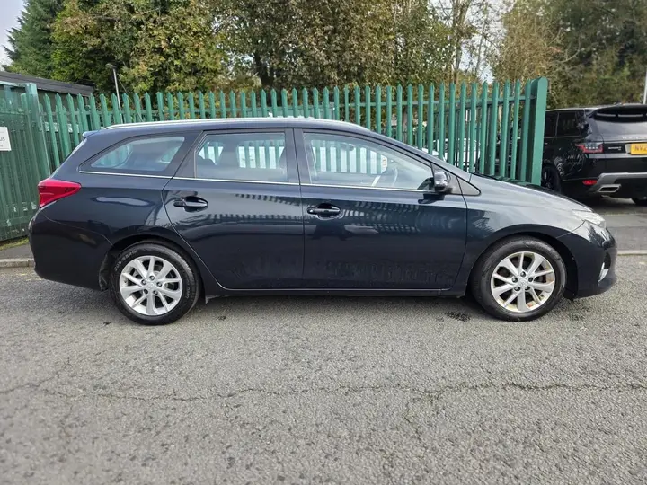 Toyota Auris 2014 photo 2