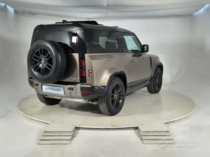 Land Rover Defender 2022 photo 2
