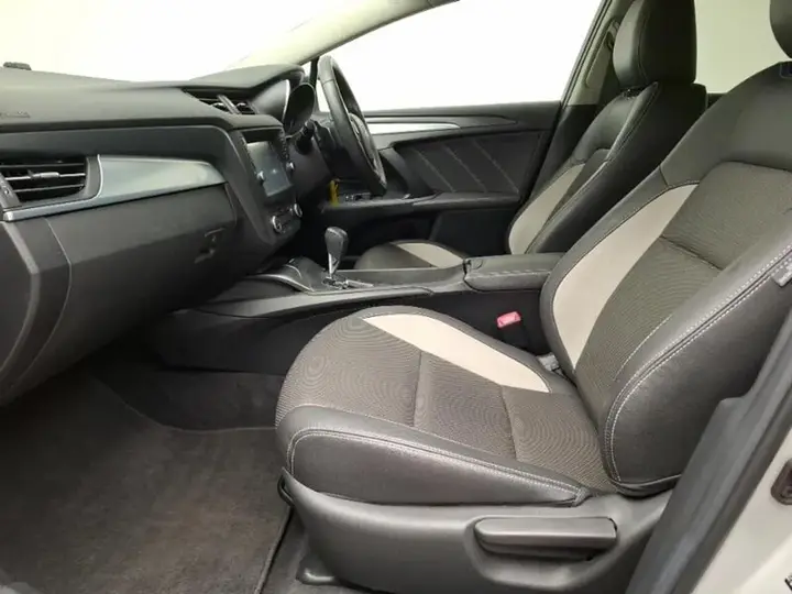Toyota Avensis 2018 photo 5