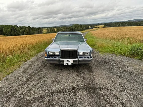 Lincoln Town Car 1987 photo 2