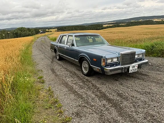 Lincoln Town Car 1987 photo 3