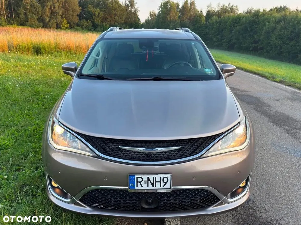 Chrysler Pacifica 2017 photo 2