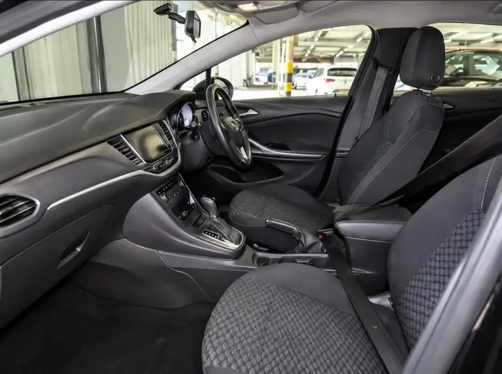 Vauxhall Astra 2018 photo 2