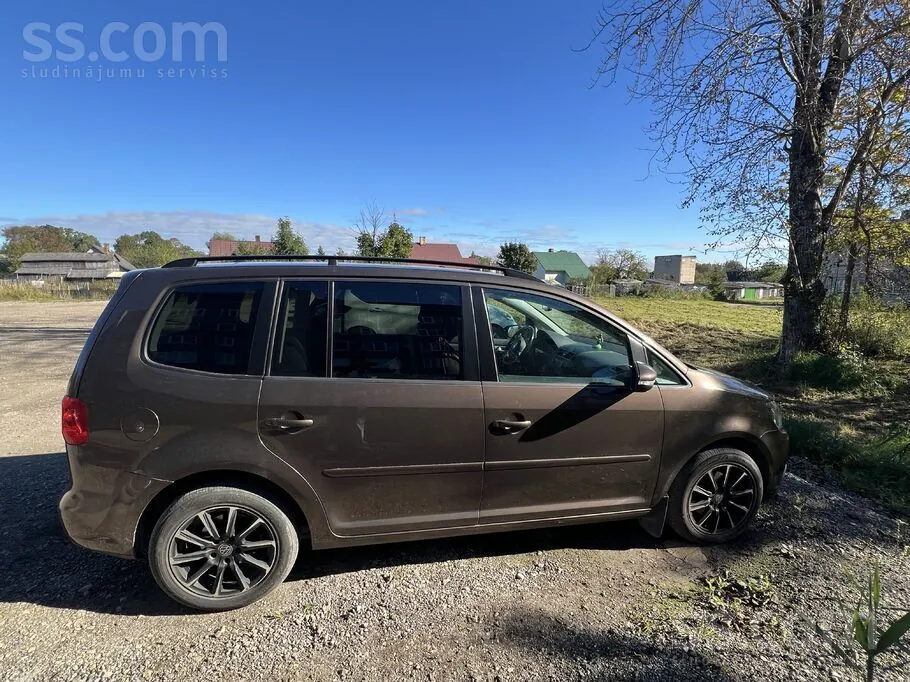 Volkswagen Touran 2011 photo 3