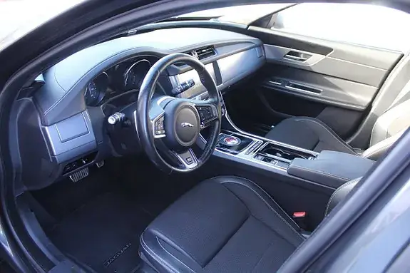 Jaguar Xf 2019 photo 2