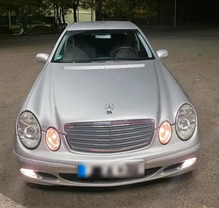 Mercedes-Benz W211