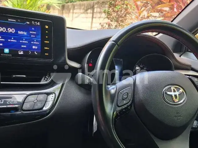 Toyota C-Hr 2018 photo 2