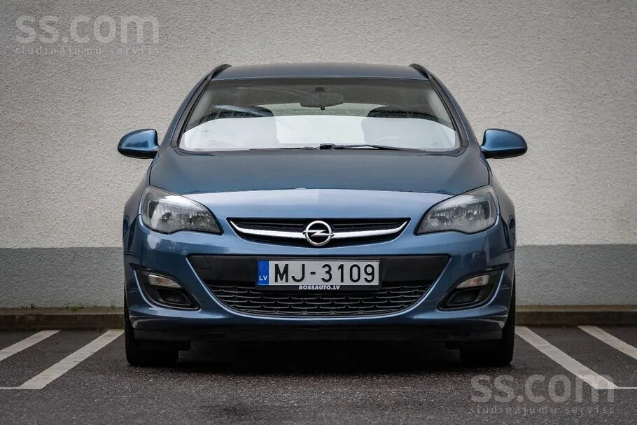Opel Astra 2013 photo 2