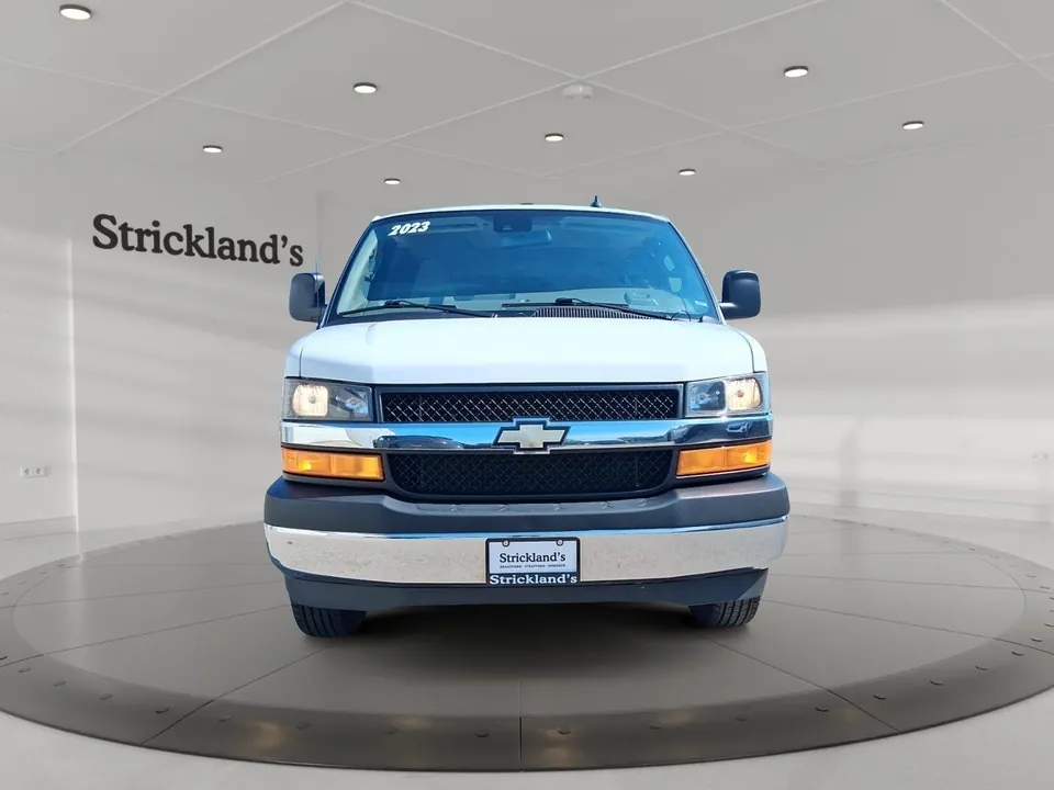 Chevrolet Express 2023 photo 2