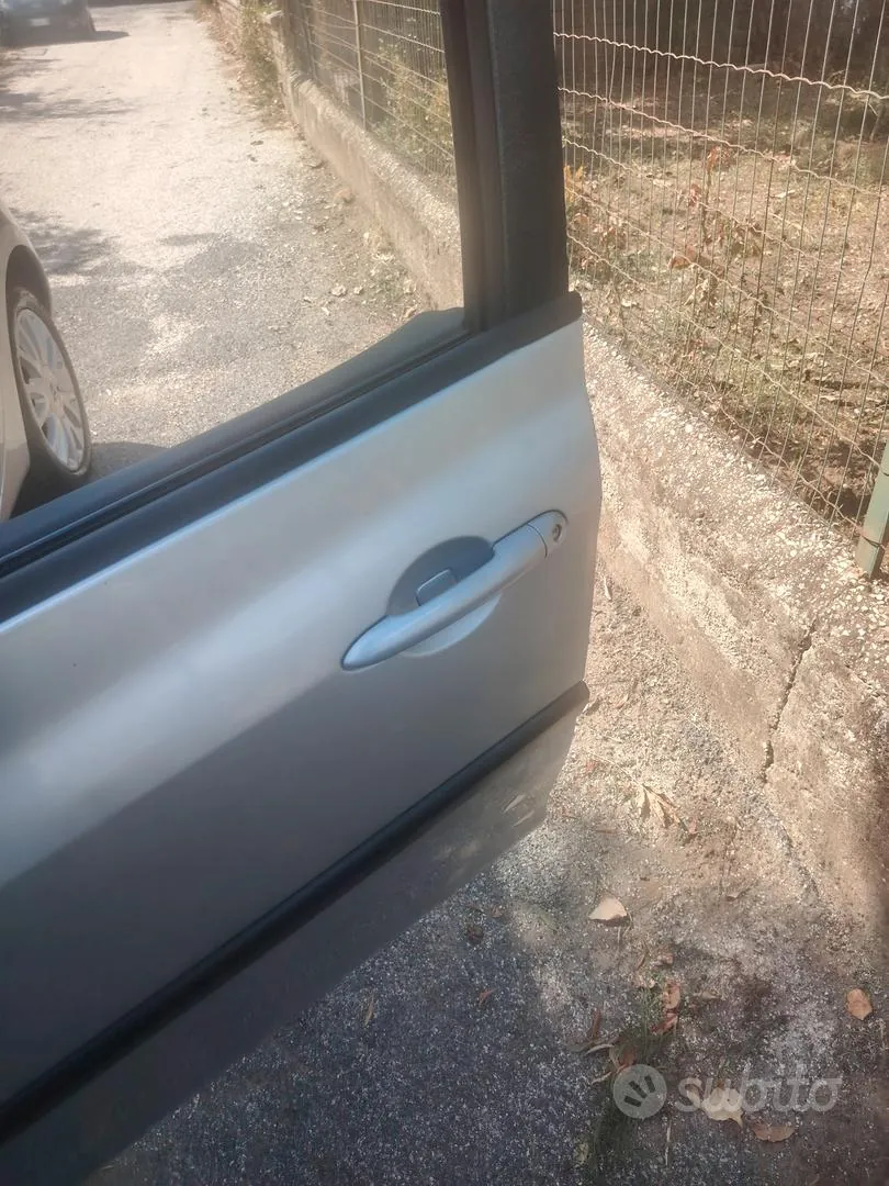 Renault Clio 2009 photo 2