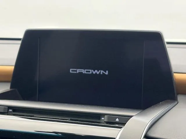 Toyota Crown Hybrid photo 3