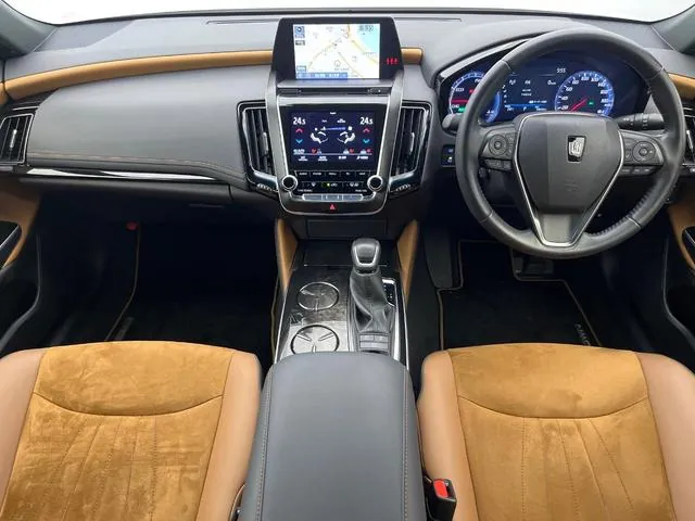 Toyota Crown Hybrid photo 2