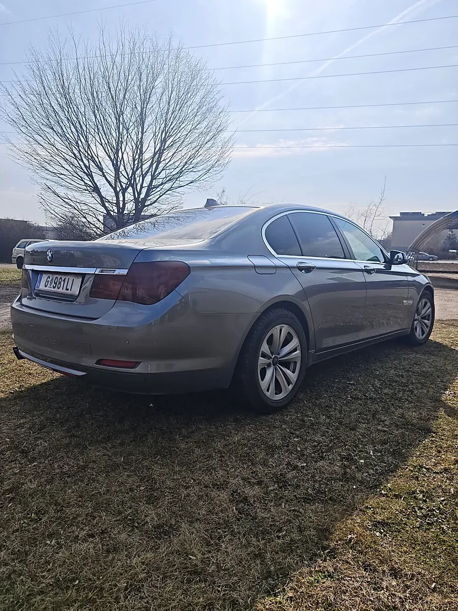 BMW 7 Series 2009 photo 2
