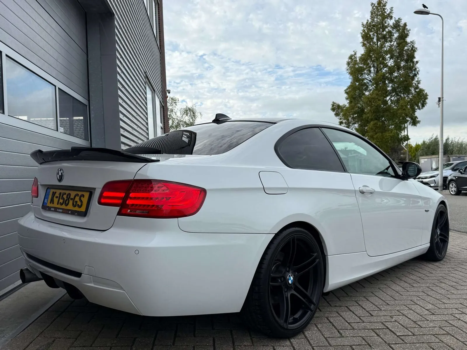 BMW 320I 2010 photo 4
