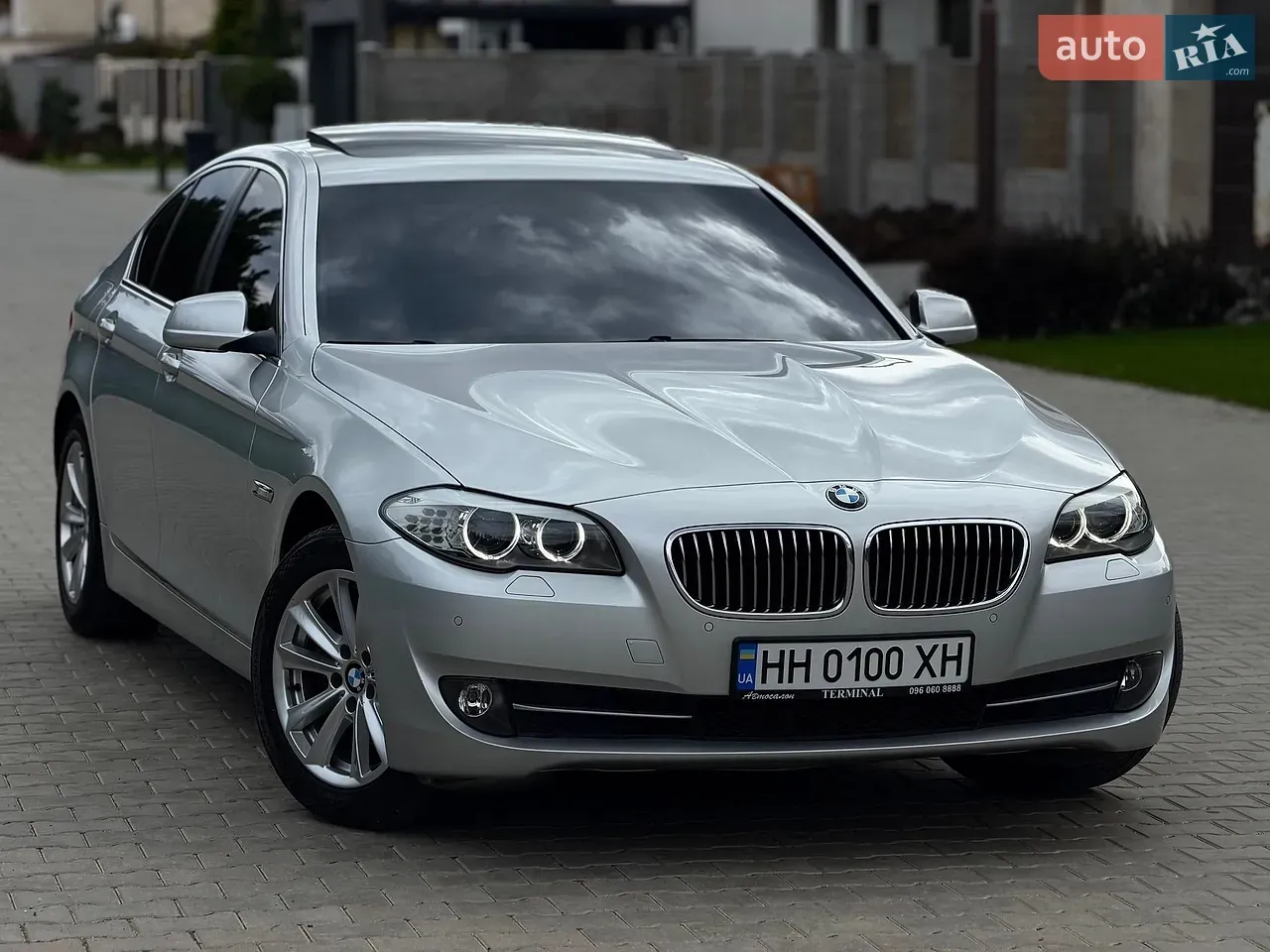 BMW 5 Series 2012 photo 2