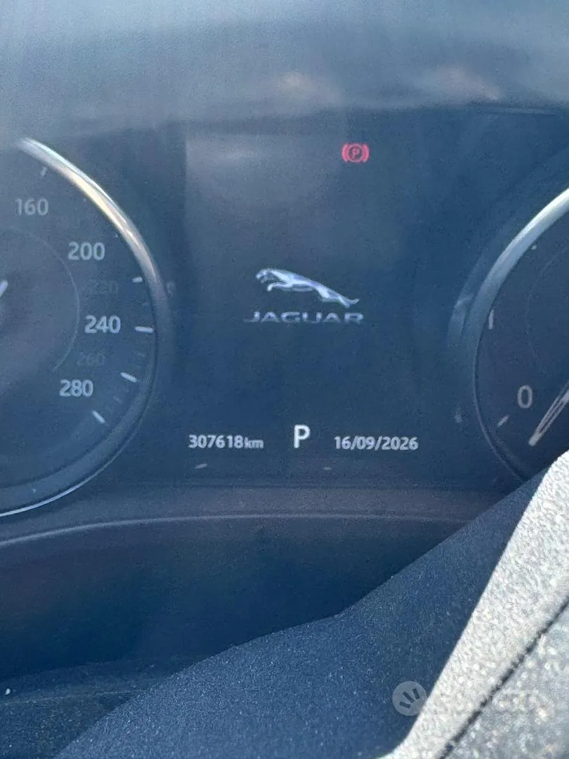 Jaguar F-Pace 2017 photo 2