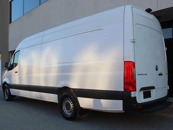 Mercedes-Benz Sprinter 2024 photo 2