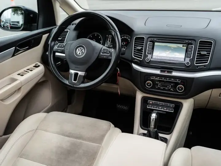 Volkswagen Sharan 2012 photo 2