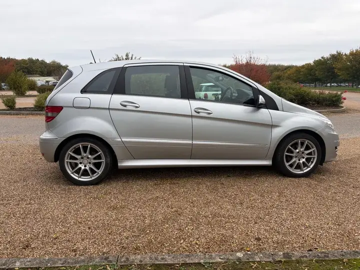 Mercedes-Benz B-Class 2009 photo 2