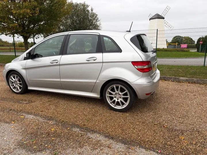 Mercedes-Benz B-Class 2009 photo 3