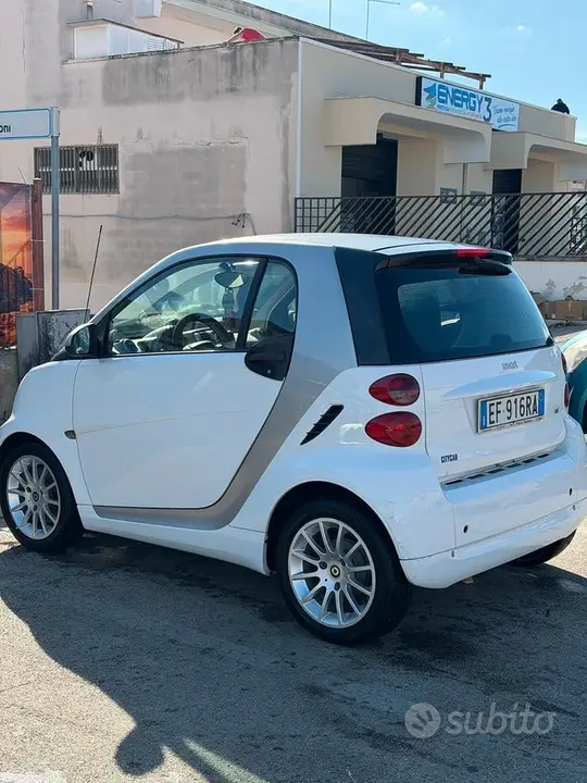 Smart Fortwo 2011 photo 2