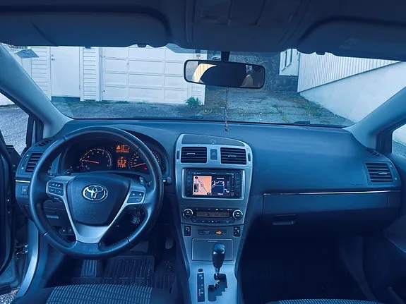 Toyota Avensis 2011 photo 2