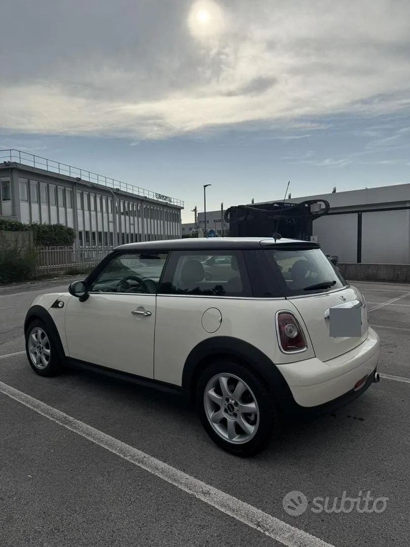 Mini Cooper 2010 photo 2
