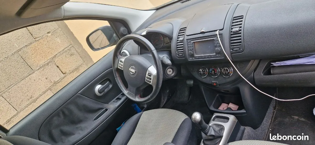 Nissan Note 2011 photo 3