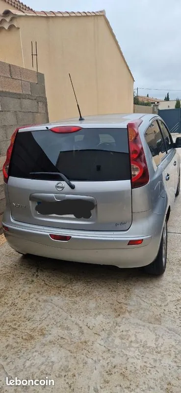 Nissan Note 2011 photo 2
