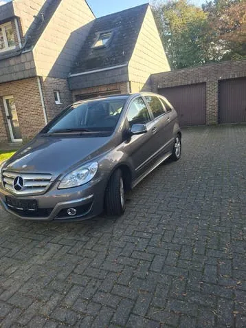 Mercedes-Benz B180